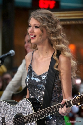 http://taylorpictures.net/albums/app/2010/The%20Today%20Show/normal_001.jpg