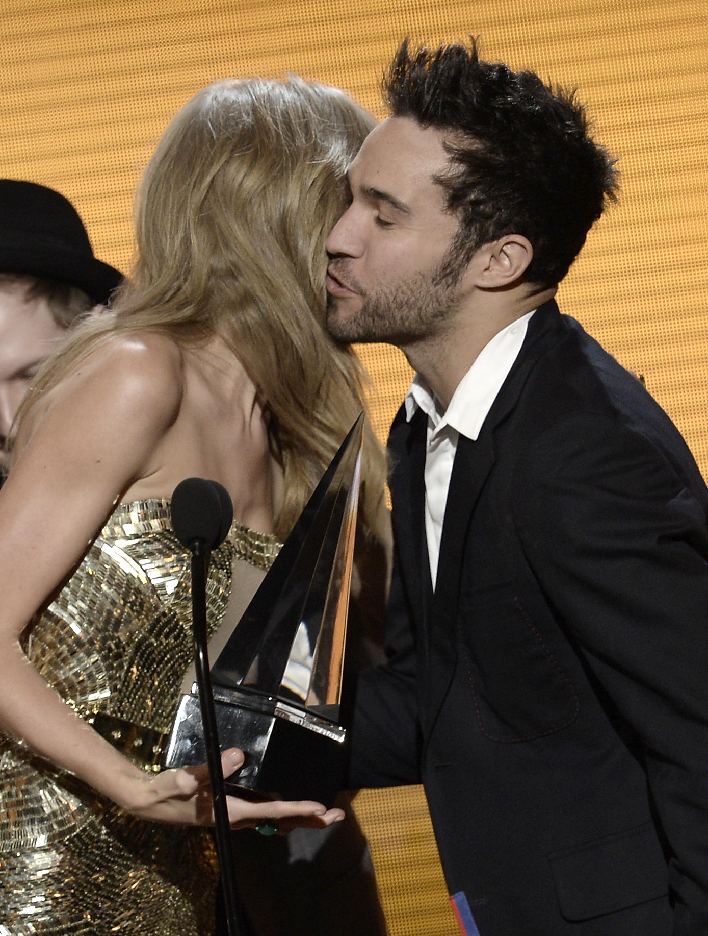 http://taylorpictures.net/albums/app/2013/americanmusicawards/109.jpg
