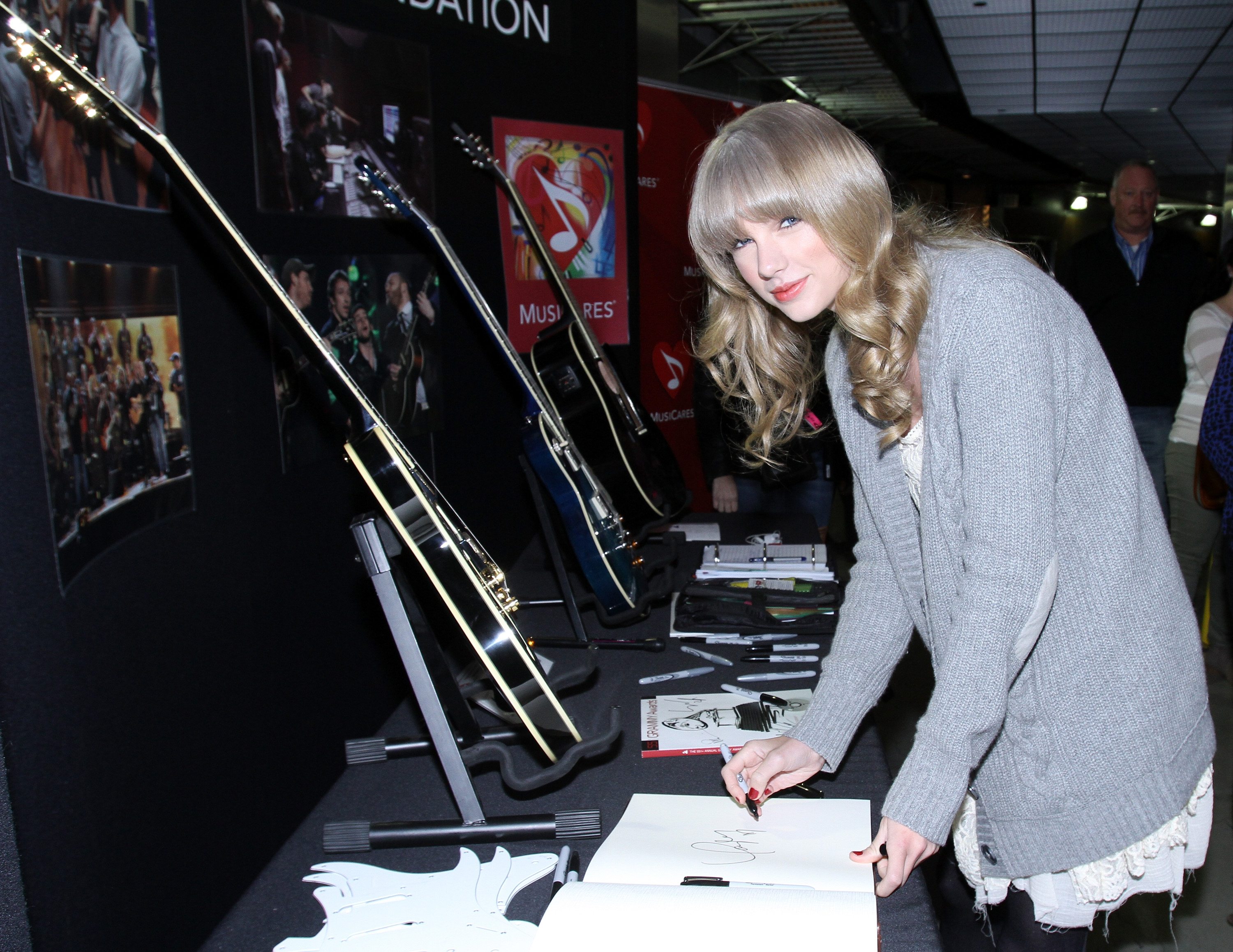 http://www.taylorpictures.net/albums/app/2013/grammycharitiessignings/001.jpg