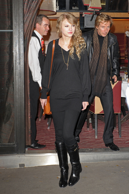 http://taylorpictures.net/albums/candids/2010/18-10%20Arriving%20at%20her%20hotel/normal_001.jpg