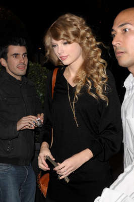 http://taylorpictures.net/albums/candids/2010/18-10%20Arriving%20at%20her%20hotel/normal_003.jpg