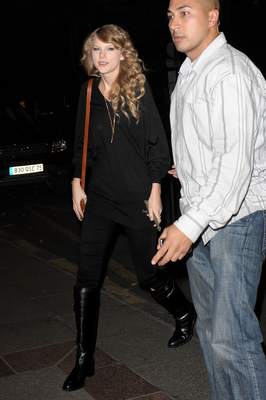 http://taylorpictures.net/albums/candids/2010/18-10%20Arriving%20at%20her%20hotel/normal_005.jpg
