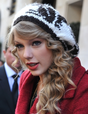 http://taylorpictures.net/albums/candids/2010/18-10%20At%20the%20Salle%20Wagram/normal_005.jpg