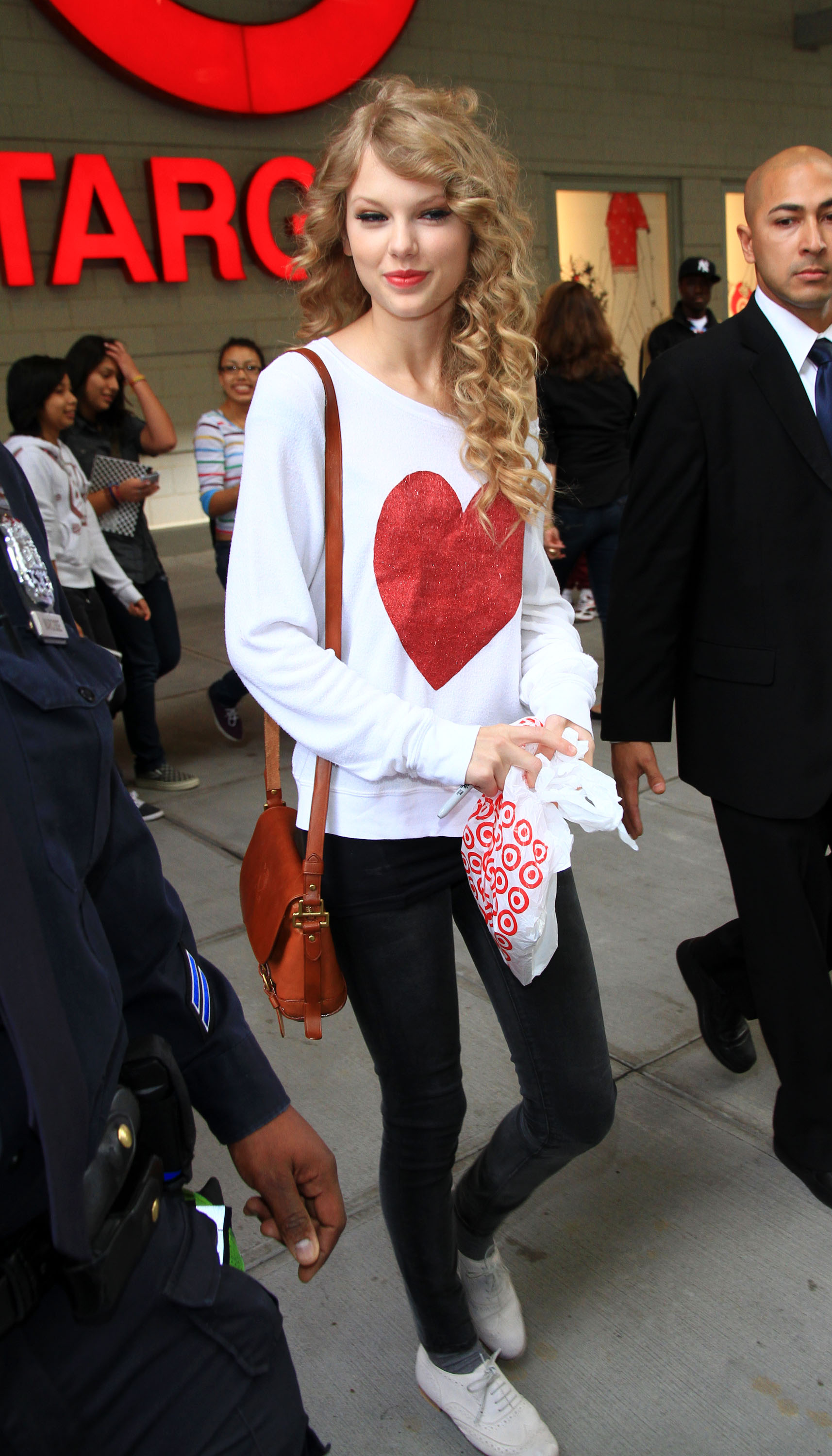 Taylor Swift Buying her album at Target in New York City October 25, 2010 | TAYLOR ...1714 x 3000