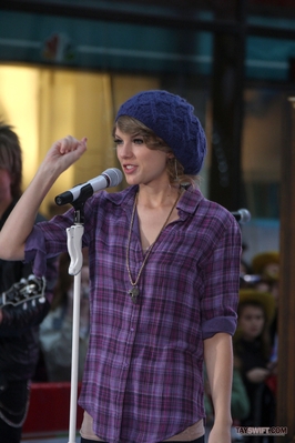http://taylorpictures.net/albums/candids/2010/26-10%20Rehearsing%20for%20The%20Today%20Show/normal_001.jpg