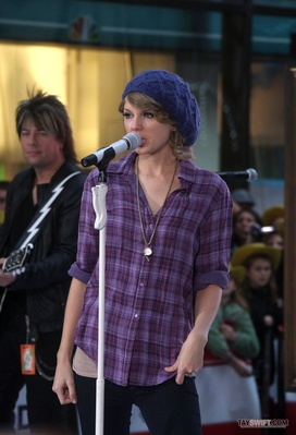 http://taylorpictures.net/albums/candids/2010/26-10%20Rehearsing%20for%20The%20Today%20Show/normal_002.jpg