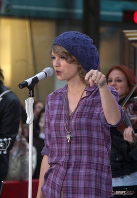 http://taylorpictures.net/albums/candids/2010/26-10%20Rehearsing%20for%20The%20Today%20Show/normal_003.jpg