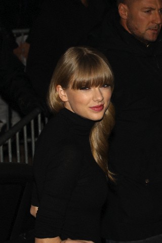 http://www.taylorpictures.net/albums/candids/2013/1-25arrivingtoaboatparty/001.jpg