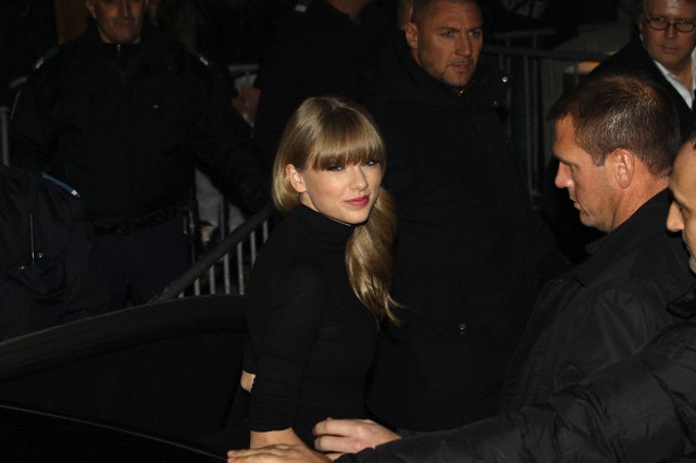 http://www.taylorpictures.net/albums/candids/2013/1-25arrivingtoaboatparty/002.jpg