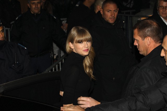 http://www.taylorpictures.net/albums/candids/2013/1-25arrivingtoaboatparty/003.jpg
