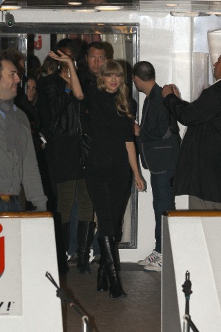 http://www.taylorpictures.net/albums/candids/2013/1-25arrivingtoaboatparty/004.jpg
