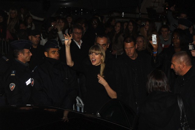 http://www.taylorpictures.net/albums/candids/2013/1-25arrivingtoaboatparty/005.jpg