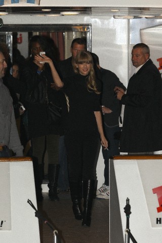 http://www.taylorpictures.net/albums/candids/2013/1-25arrivingtoaboatparty/007.jpg