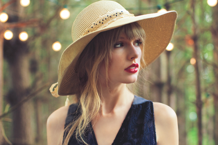 http://taylorpictures.net/albums/photoshoots/2012/red/032.jpg