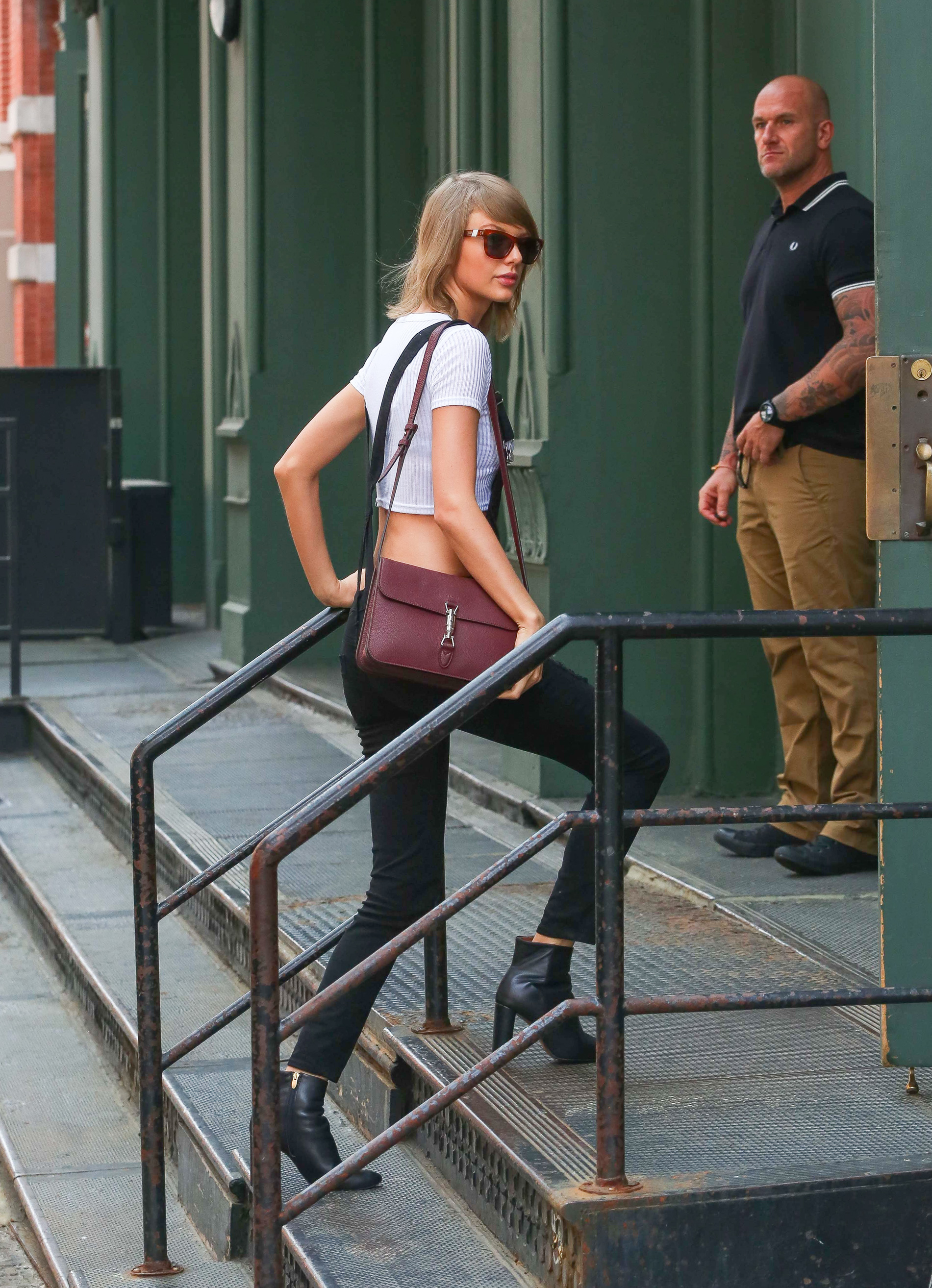 May 28 - Arriving at her apartment in New York City, New York - 047