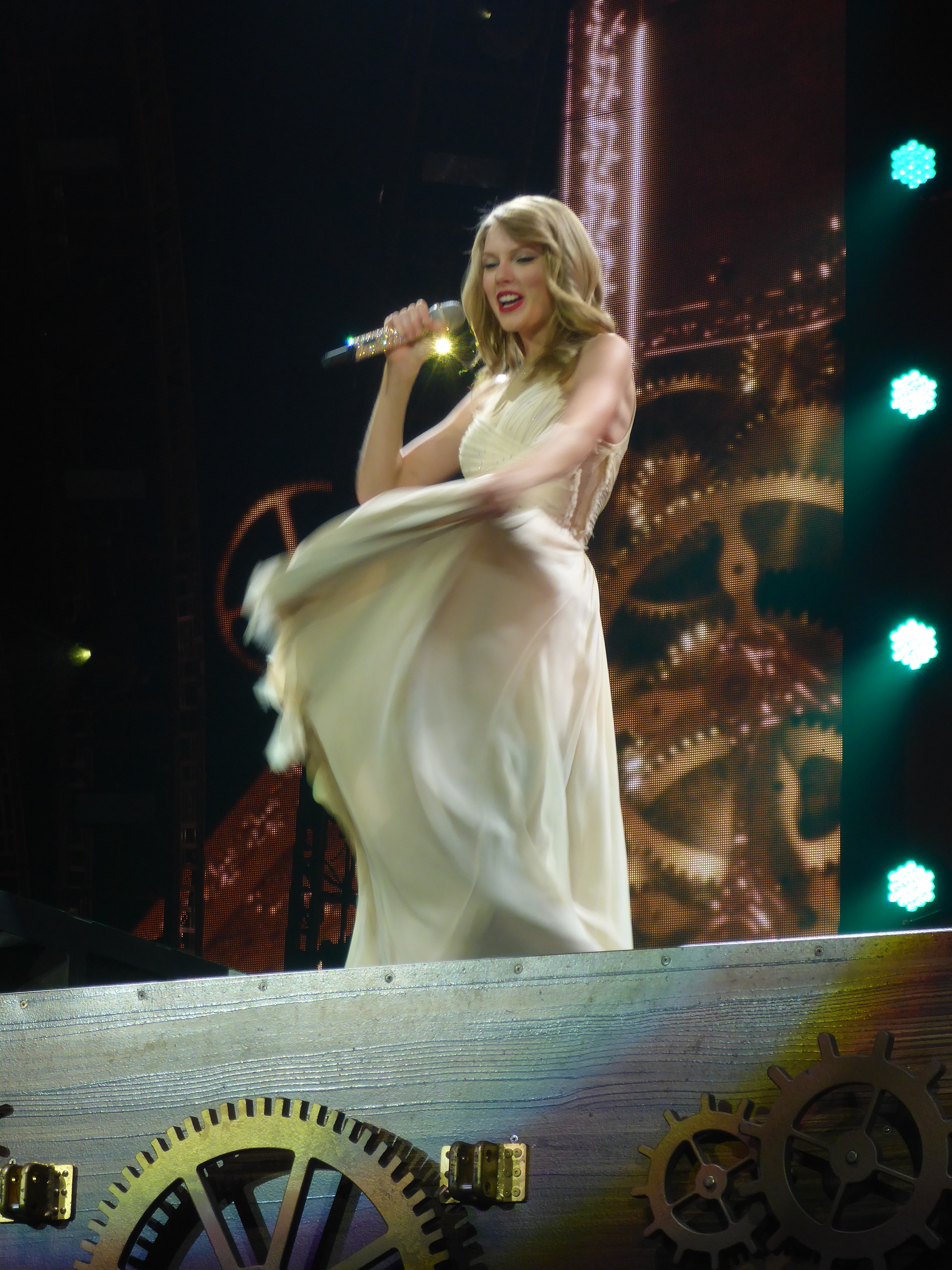 February 1 - London, United Kingdom - 074 - Taylor Swift Web Photo