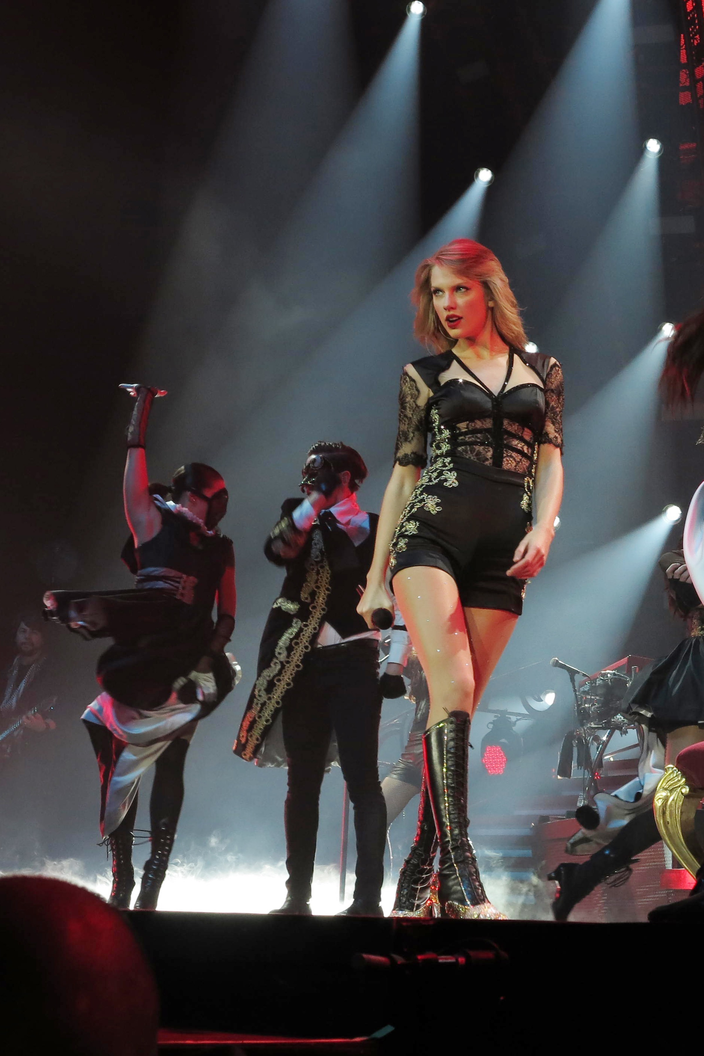 February 1 - London, United Kingdom - 139 - Taylor Swift Web Photo